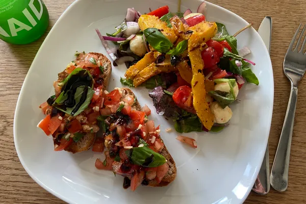 Bruschetta mit Salat